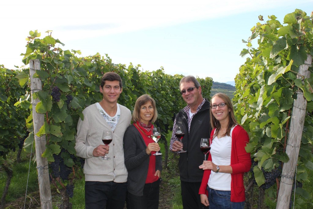 Familie Schmidt im Weinberg von Weingut Schmidt